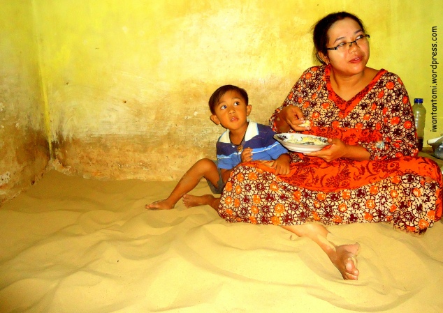 Bu Ghofur dan anaknya terbiasa tidur bahkan melakukan aktivitas sehari-hari, seperti makan di atas kasur pasir
